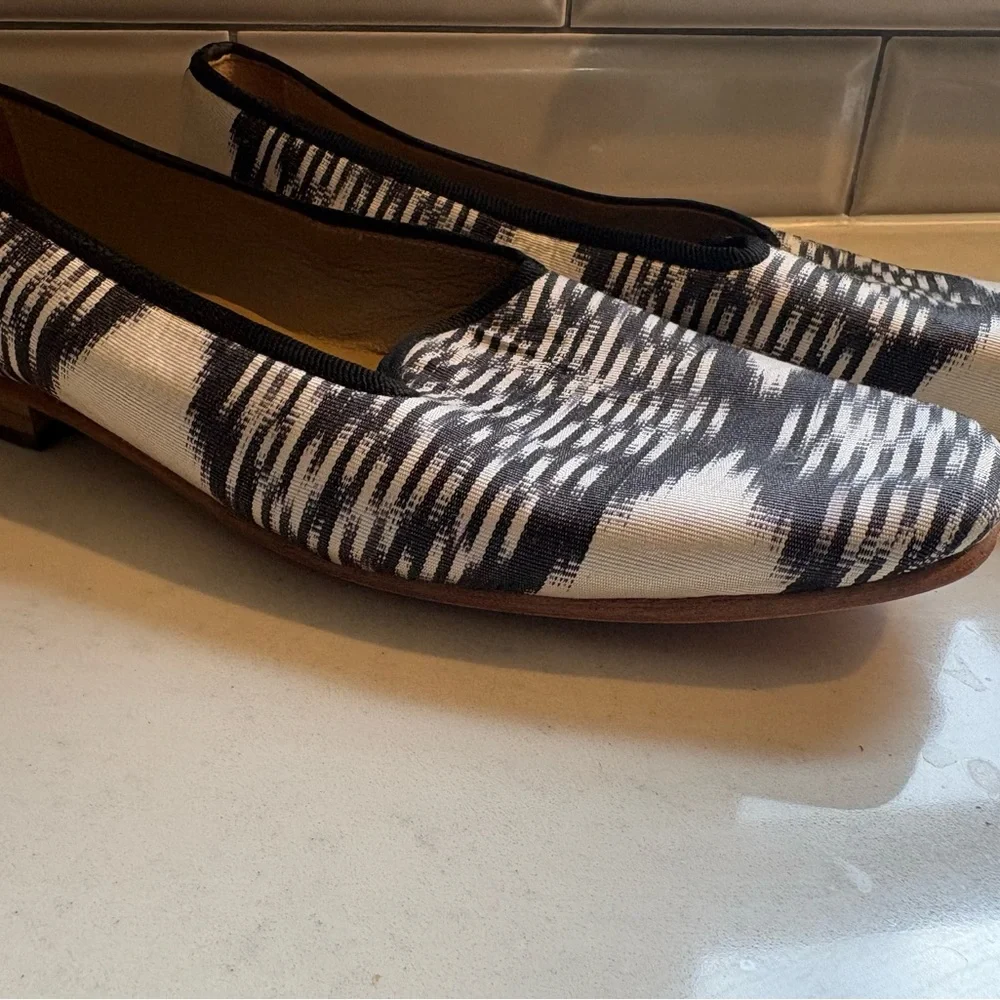 Artemis Black & White Print Abstract Loafers Size 39 us size 8